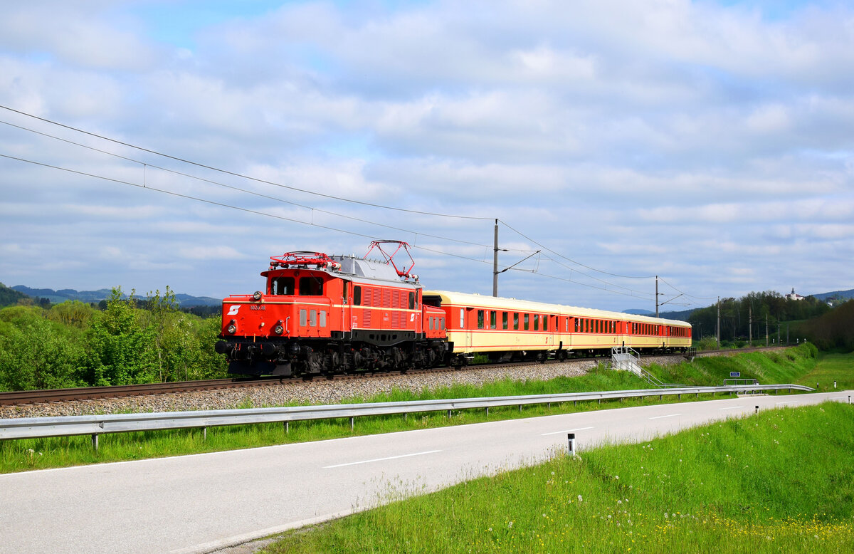 Die 1020.18 mit dem SüdbahnExpress (SEZ 14484) ist auf dem Weg von Summerau nach Linz kurz nach Kefermarkt.
19.05.2023.