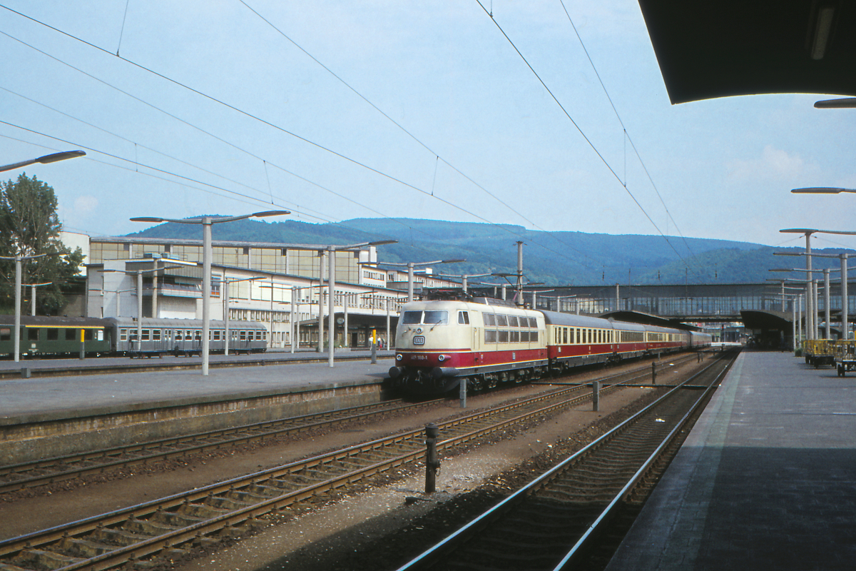 Die 103 158 steht abfahrbereit im Bahnhof Heidelberg mit dem TEE  Erasmus  München - Den Haag. Heidelberg war einer der ersten Bahnhofsneubauten der neu gegründeten Bundesbahn.
5. Juni 1978 