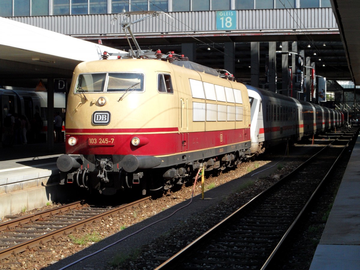 Die 103 245 bespannt am 06.09.13 den IC 2206 von München nach Nürnberg.