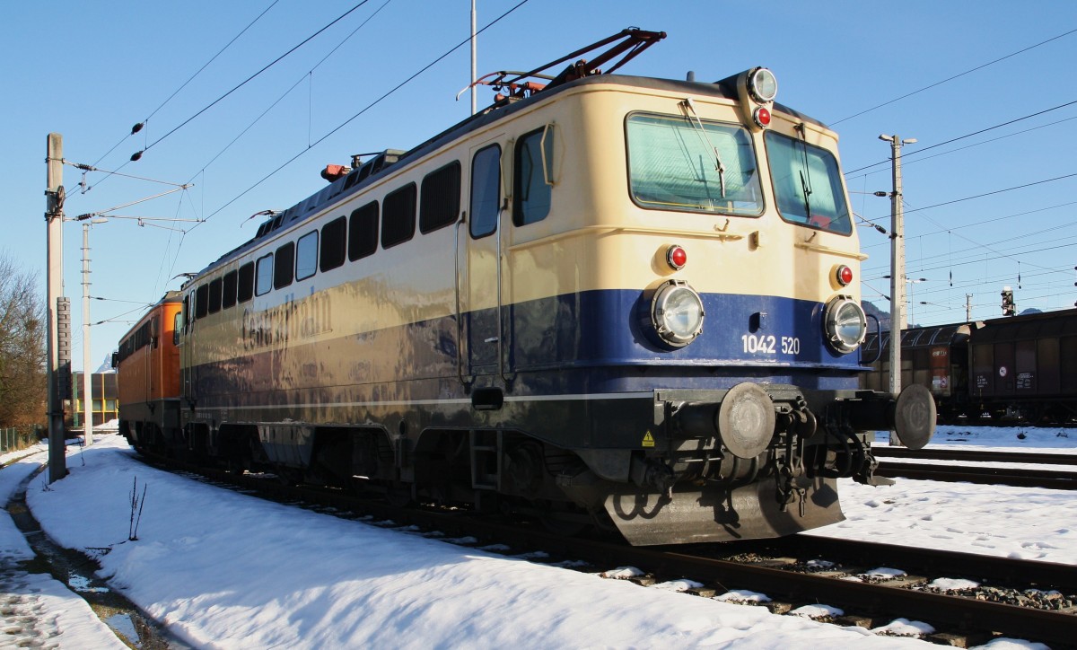 Die 1042 520-8 der Centralbahn und die 1142 635-3 der Northrail stehen am Nachmittag des 10.1.2015 abgestellt im Bahnhof Wörgl. Am Abend fahren beide mit jeweils einem Sonderzug von Wörgl zurück nach Amsterdam.