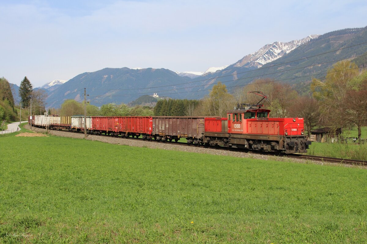 Die 1063 018 fährt mit gut eineinhalb Stunden Verspätung am 8.4.2024 mit einem Fahrverschubzug von Selzthal kommend nach Hieflau Vbf hier kurz vor dem Bahnhof Admont.