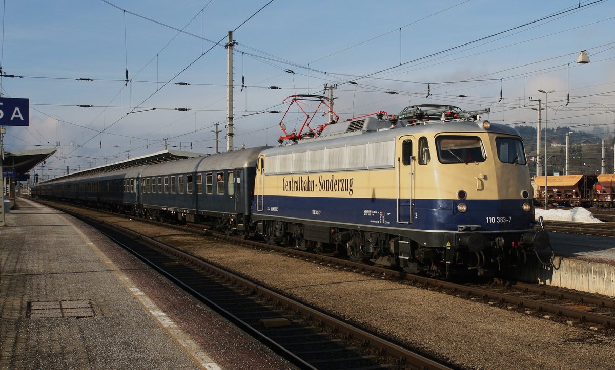 Die 110 383-7 der Centralbahn steht am 25.2.2017 mit einem DRV nach Den Haag im Bahnhof Wörgl.