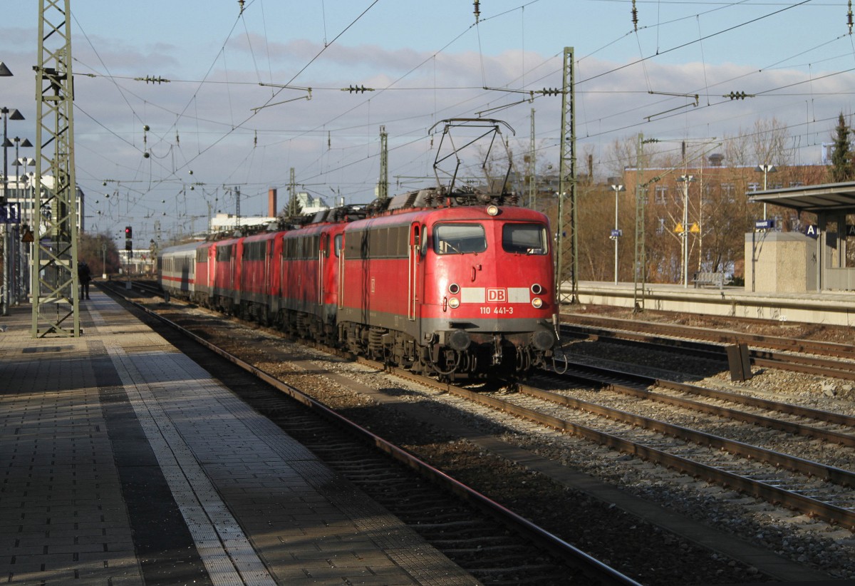 Die 110 441-3 mit 5er Lokverbund und 2 IC-Waggons in Richtung Ostbahnhof, aufgenommen am Heimeranplatz am 14.12.2013