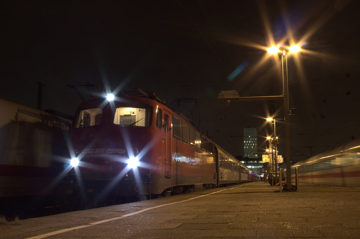 Die 110 491 konnte am Abend des 04.01.17 mit ihrem Autozug nach Lörrach im Bahnhof Hamburg Altona fotografiert werden. 
Grüße gehen an das ganze Team!