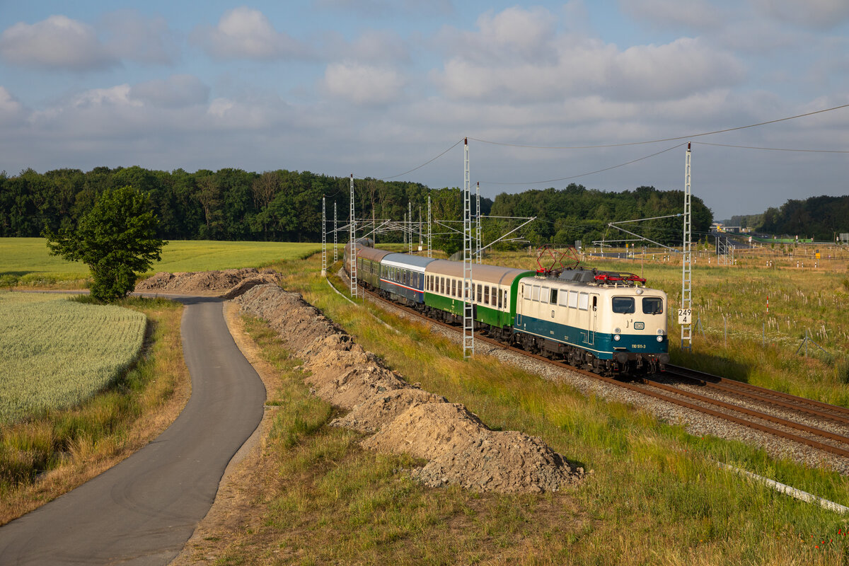 Die 110 511 der Press zog am 24.06.2023 den Störtebeker Express von Zwickau nach Bergen (Rügen), durch Teschenhagen.