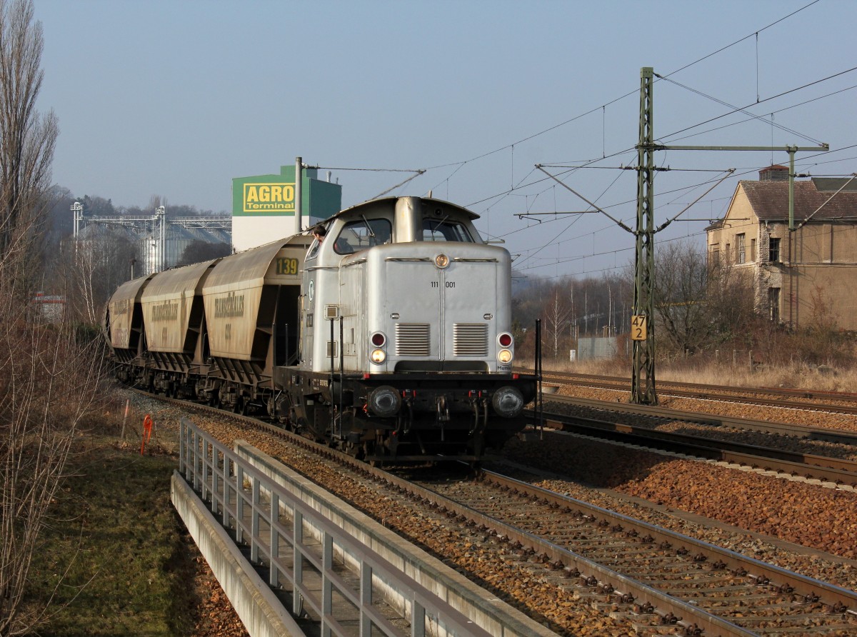 Die 111 001 bei einer Rangierfahrt mit einem Getreidezug am 14.02.2015 in Pirna.