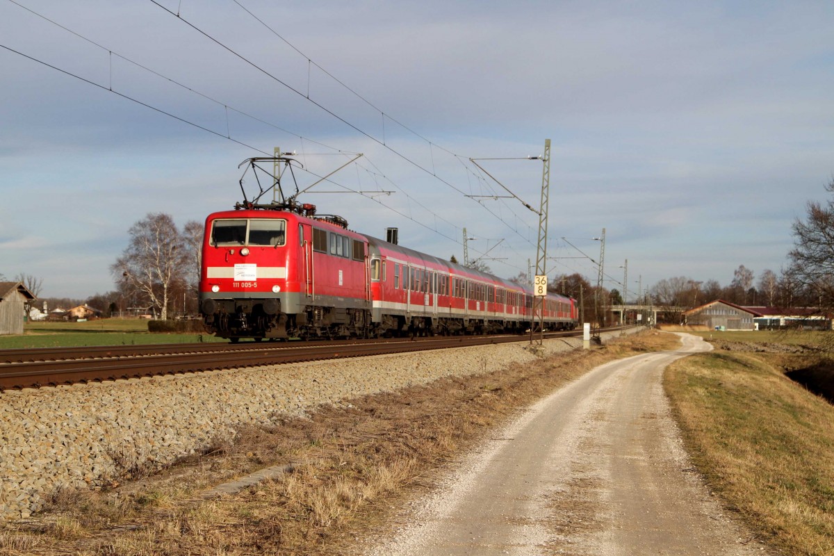 Die 111 005-5 und DB Waggons als Ersatzzug für Meridian bei Übersee am 03.01.2014