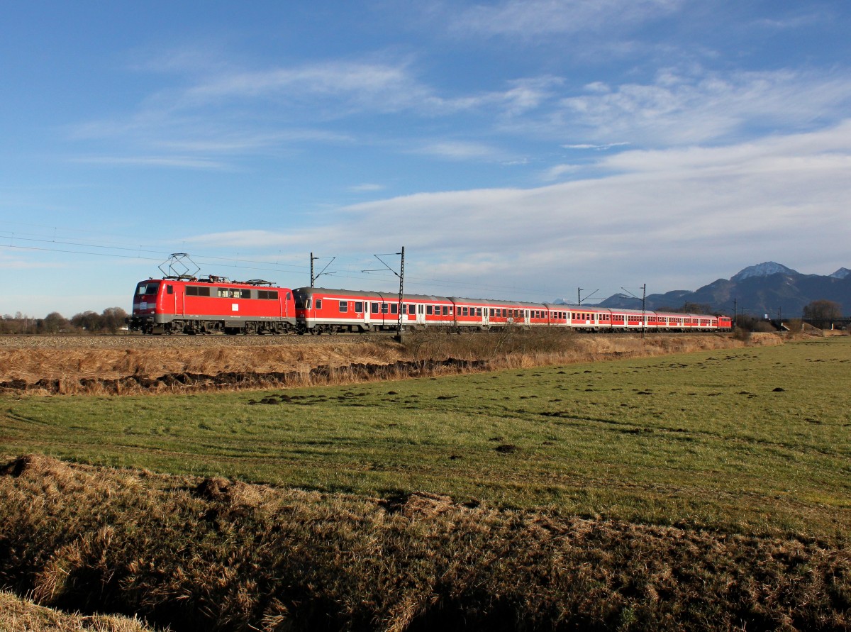 Die 111 005 mit einem M nach Salzburg am 28.12.2013 unterwegs bei Bernau.