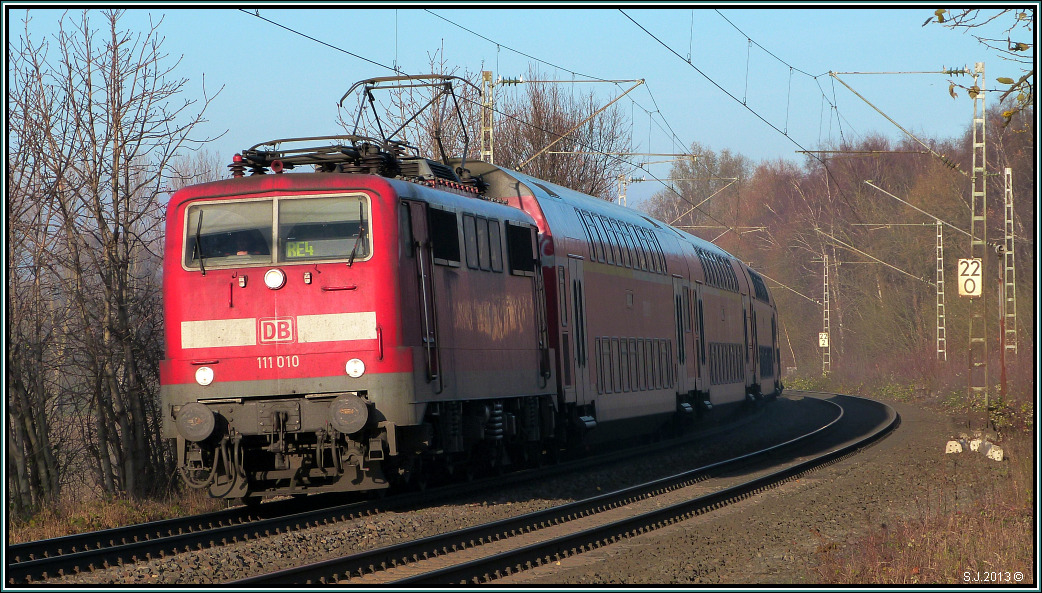 Die 111 010 mit dem Wupper Express (RE4) am Haken,unterwegs nach Aachen.Hier zu sehen bei Rimburg auf der KBS 485 im Dezember 2013.