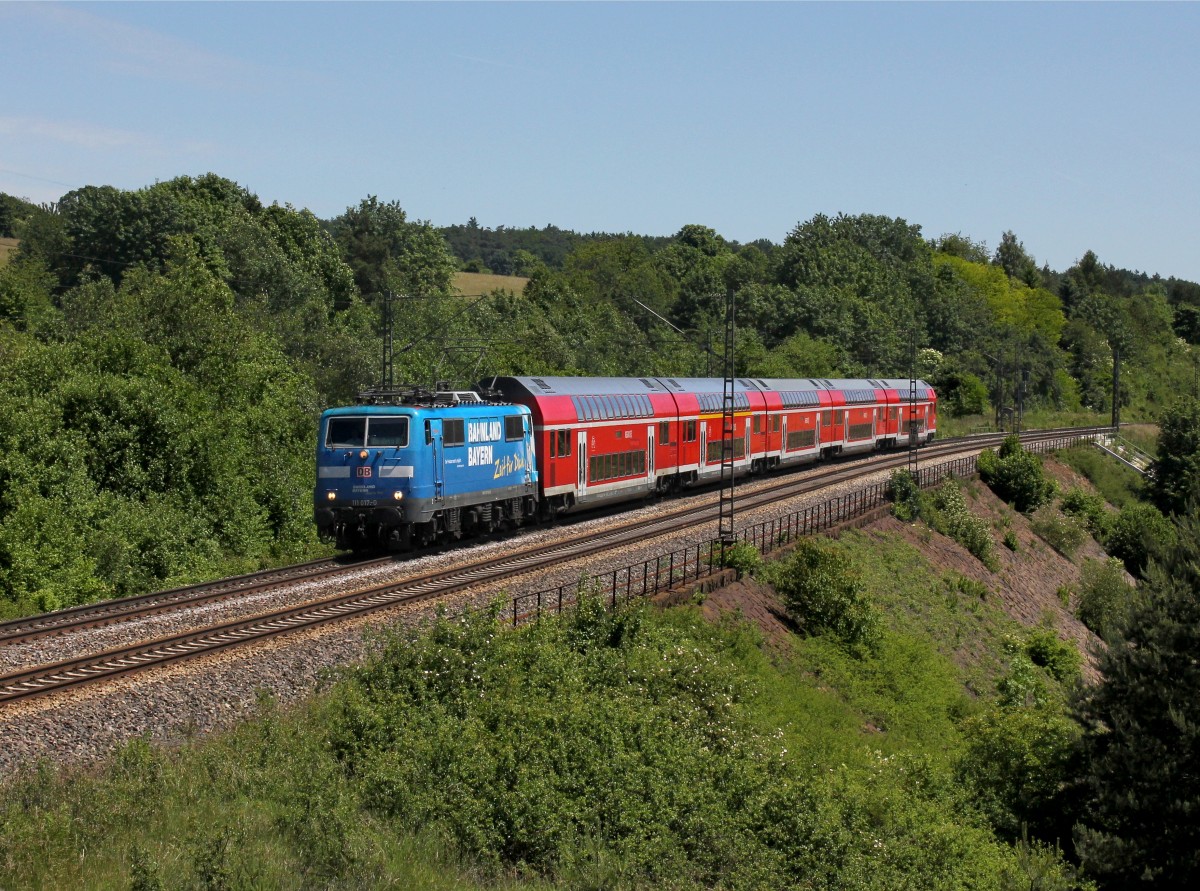 Die 111 017 mit einem RE nach Nürnberg am 06.06.2014 unterwegs bei Laaber.