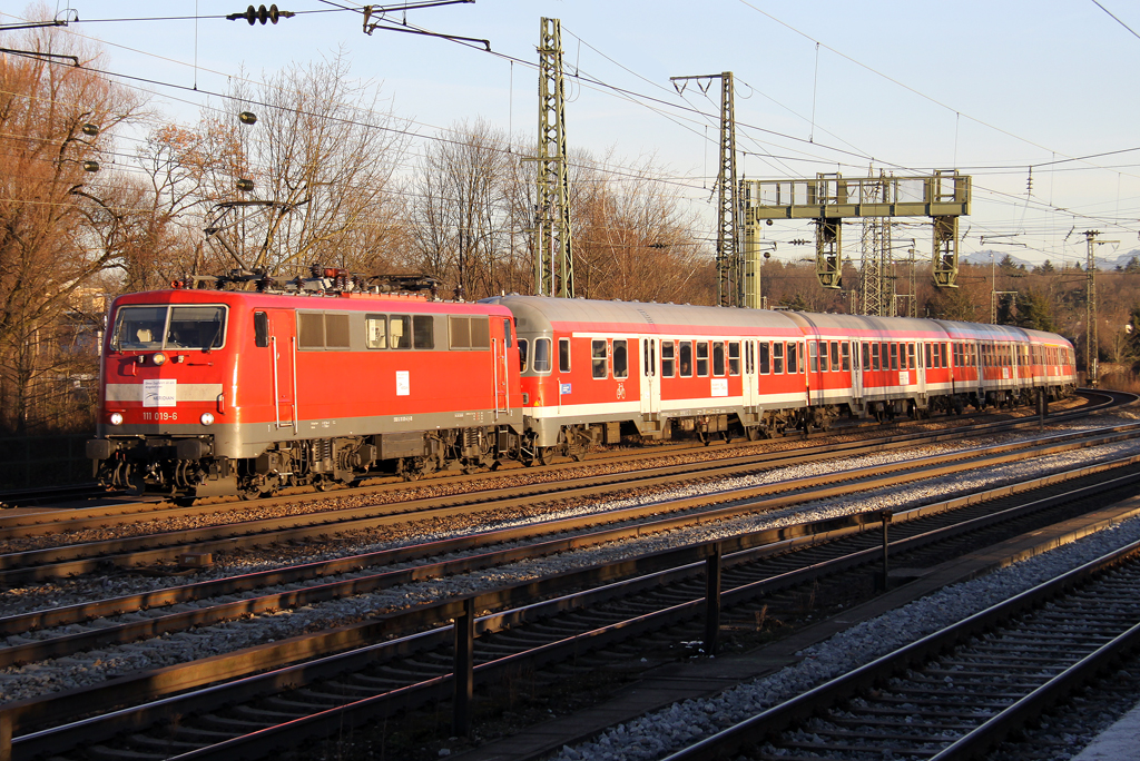 Die 111 019-6 und 111 021-2 als Meridian Ersatzverkehr von Salzburg nach München inn Rosenheim am 16.12.2013