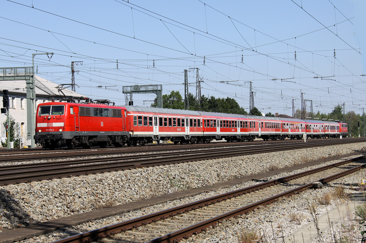 Die 111 019-6 im Sandwich mit RB von Mnchen nach Landshut in Laim am 16.08.2013