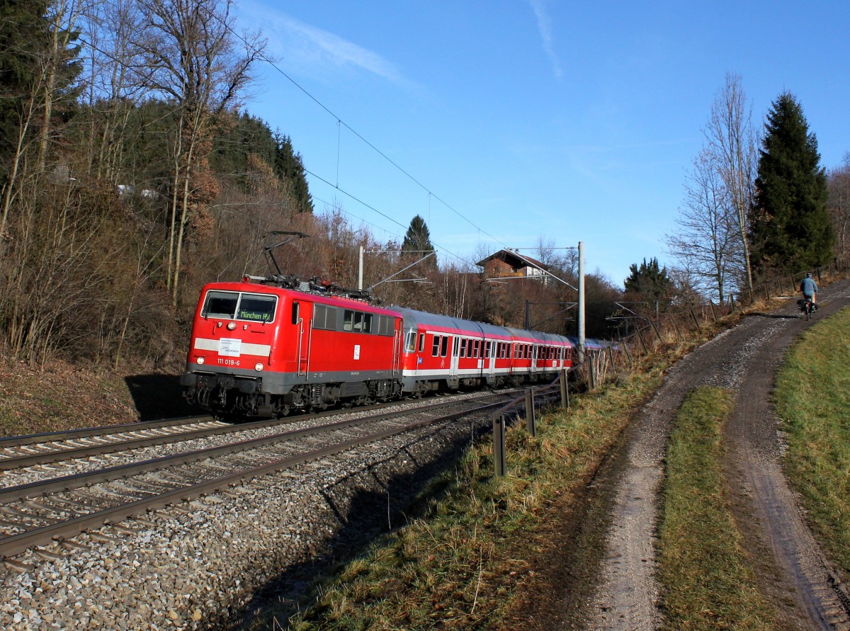 Die 111 019 mit einem M nach München am 21.12.2013 unterwegs bei Axdorf.