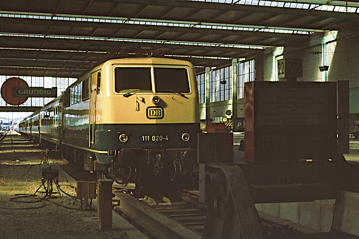 Die 111 020 ist kurz nach 11 Uhr mit dem D1520 aus Berchtesgaden in München Hbf auf Gleis 22 angekommen. Nach kurzem Aufenthalt und Lokwechsel geht die Reise weiter nach Dortmund, wo der Schnellzug nach 20 Uhr ankommen wird. 4. März 1979, Mamiya Sekor, Canoscan, Gimp
