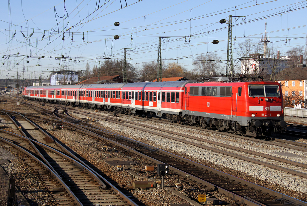 Die 111 021-2 und 111 019-6 auf dem Meridian Ersatzverkehr von München nach Salzburg in Rosenheim am 16.12.2013