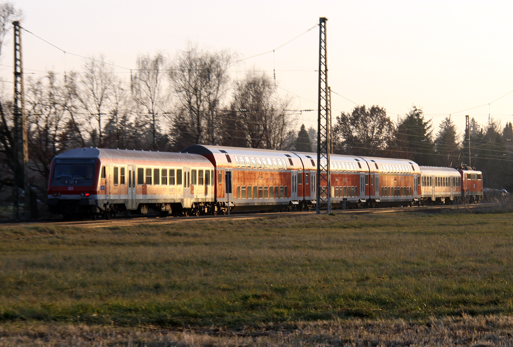 Die 111 021-2 mit Merdidian AAufkleber zieht die RB von München nach Mittenwald im letzten Licht durch München Westkreuz am 11.12.2013