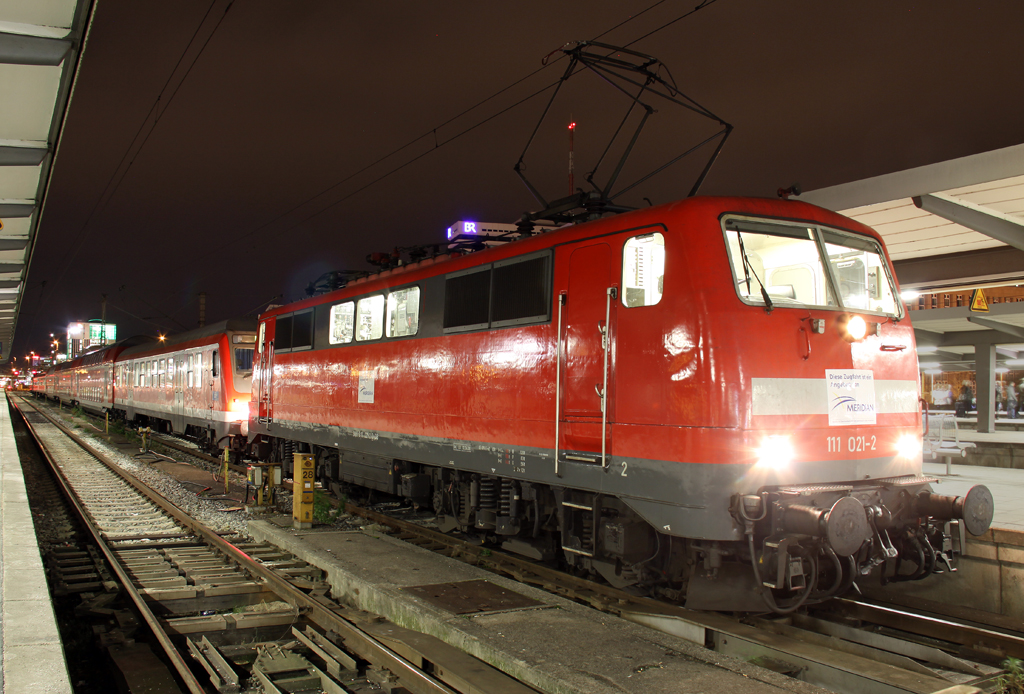 Die 111 021-2 mit Meridian Aufkleber und der RB von Mittenwald in München HBF am 05.12.2013