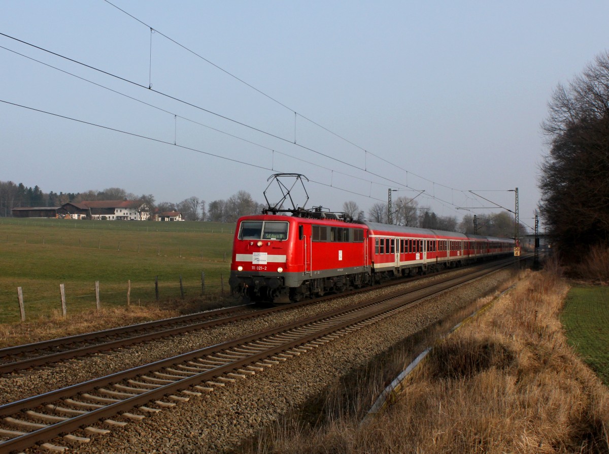 Die 111 021 mit einem M nach Salzburg am 08.03.2014 unterwegs bei Vogl.