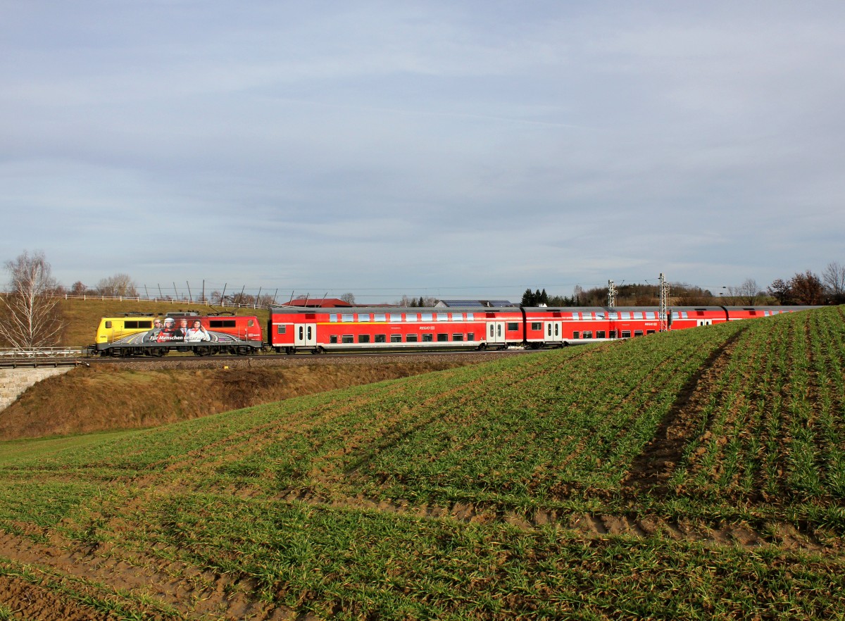 Die 111 024 mit einem RE am 31.12.2012 unterwegs bei Fahlenbach.