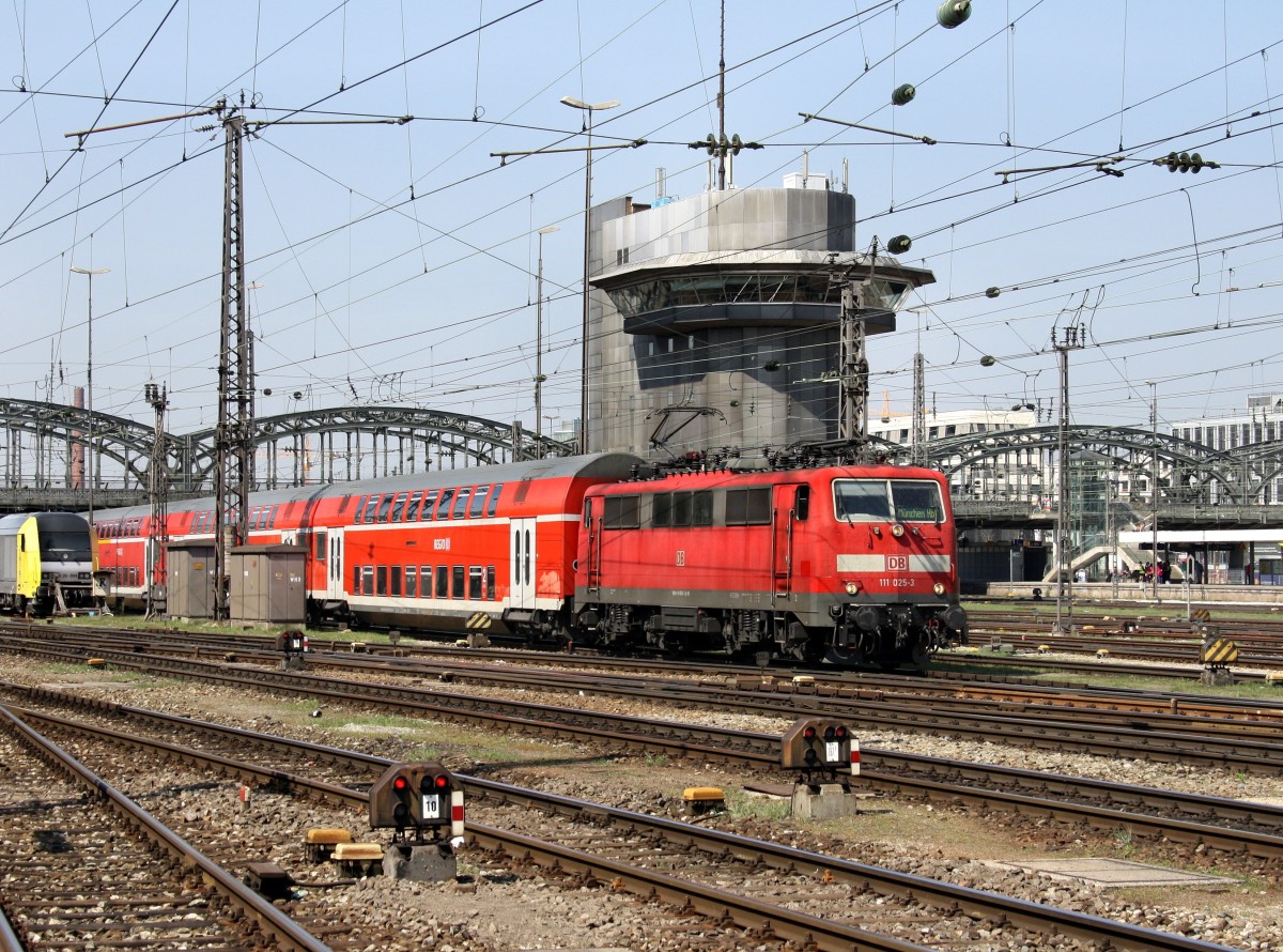 Die 111 025 mit einem RE am 13.04.2009 bei der Einfahrt in den M�nchener Hbf.