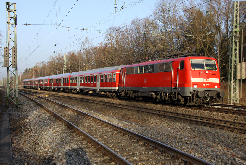 Die 111 035-2 mit der RB von München nach Mittenwald in Gräfelfing am 11.12.2013