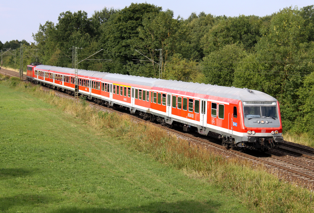 Die 111 035-2 schiebt ihren Wittenberger auf der RB von Landshut nach M�nchen in Feldmoching am 12.08.2013