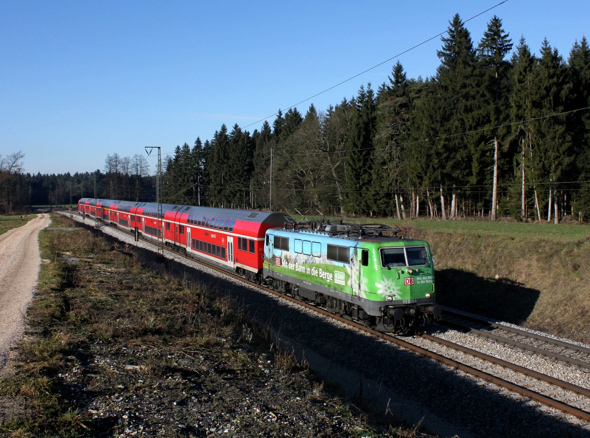 Die 111 039 mit einem RE nach Salzburg am 14.12.2013 unterwegs bei Teisendorf.