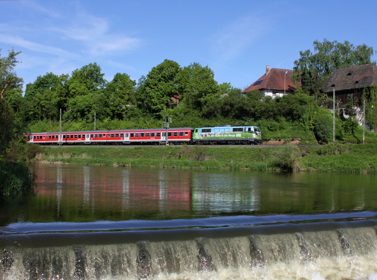 Die 111 039 mit einem RE nach Passau am 15.05.2013 unterwegs bei Moosburg.