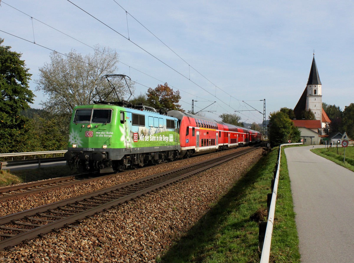 Die 111 039 mit einem RE nach München am 12.10.2013 unterwegs bei Hausbach.