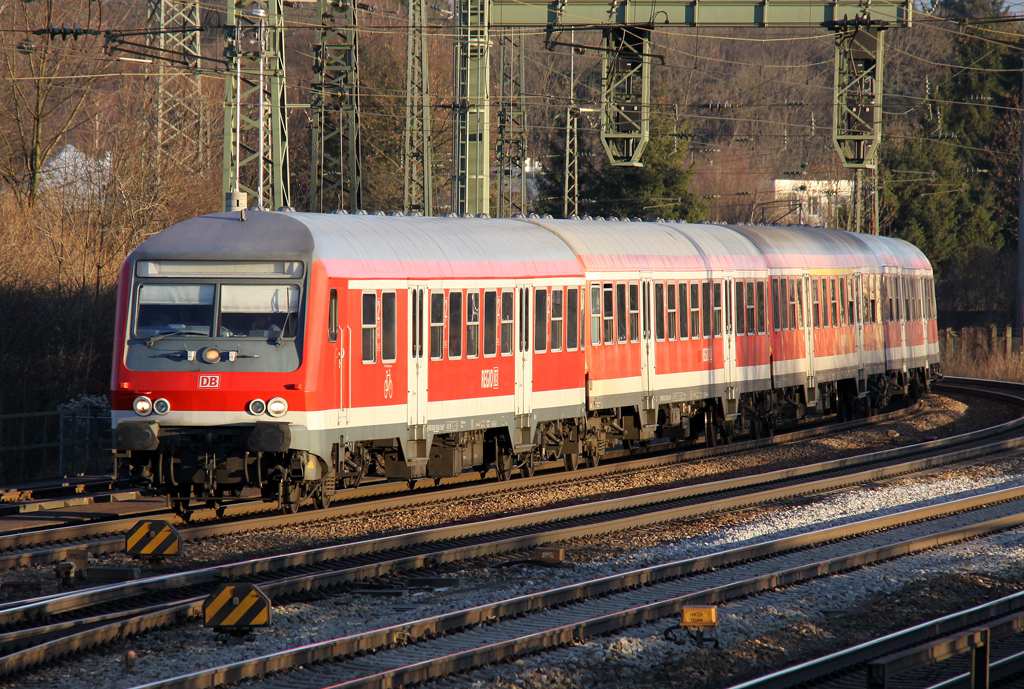 Die 111 043-6 mit der RB von Salzburg nach München in Rosenheim im letzten Licht des 10.12.2013