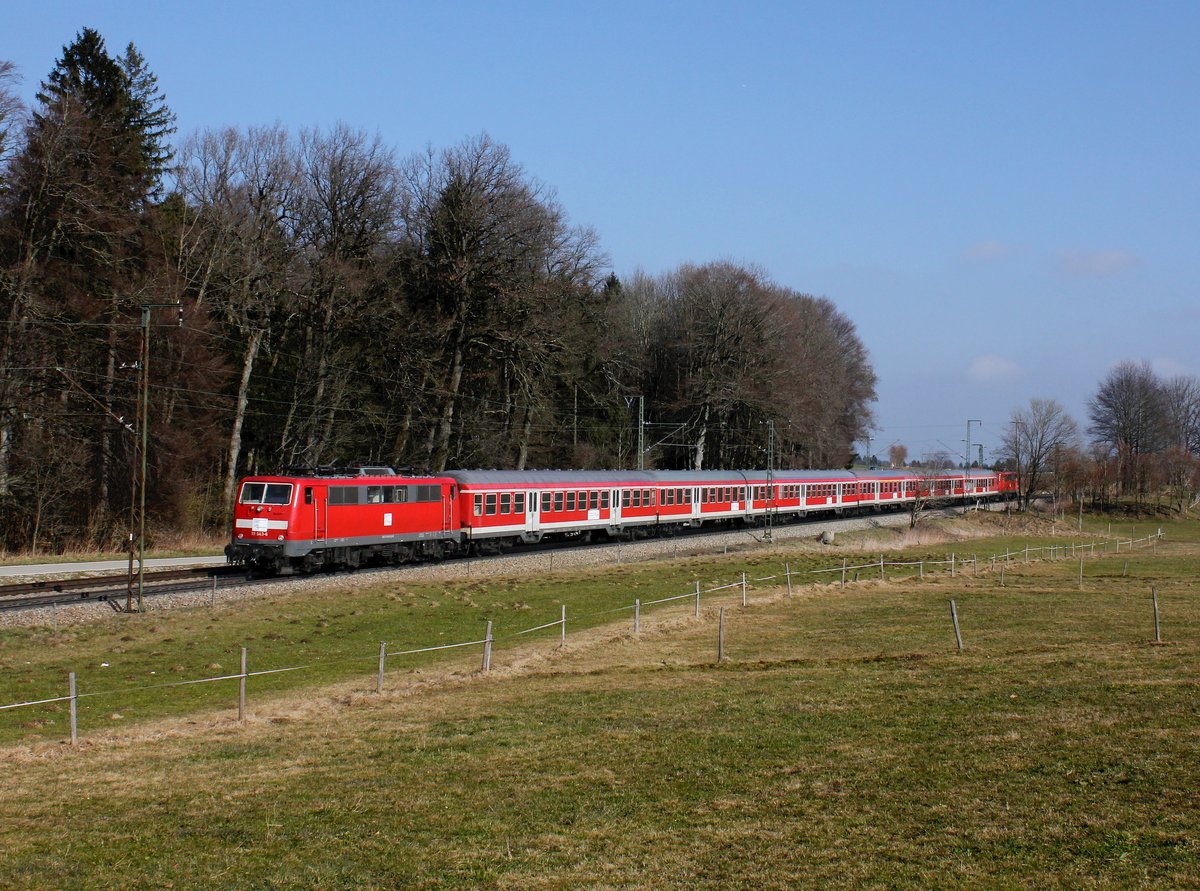 Die 111 043 mit einem Meridian Ersatzzug am 07.03.2014 unterwegs bei Hufschlag.