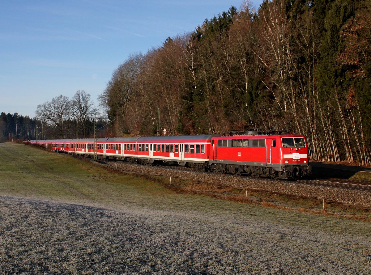 Die 111 043 mit einem M nach Salzburg am 21.12.2013 unterwegs bei Hufschlag.