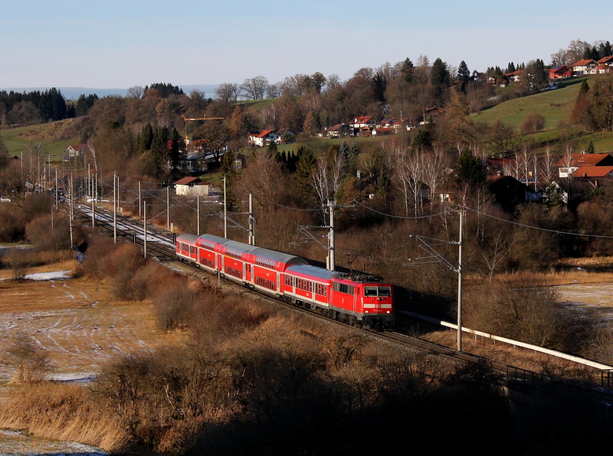 Die 111 044 mit einer RB nach Mittenwald am 08.12.2013 unterwegs bei Huglfing.
