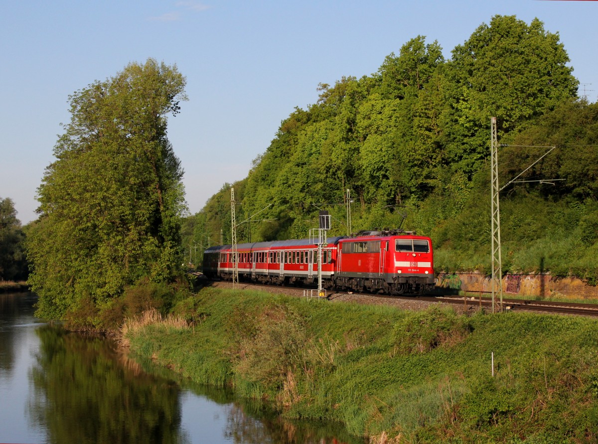 Die 111 044 mit einer RB nach Landshut am 15.05.2013 unterwegs bei Moosburg.
