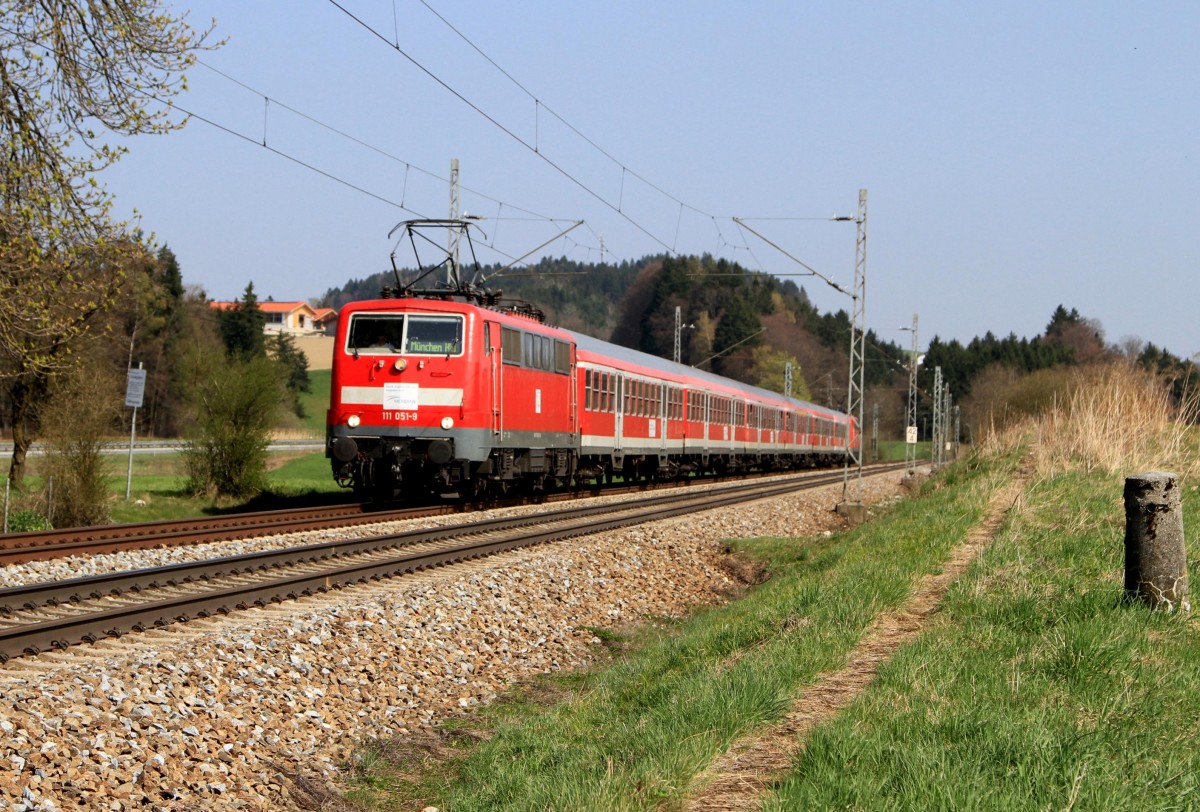 Die 111 051-9 mit Meridian-Ersatzzug bei Übersee am 02.04.2014