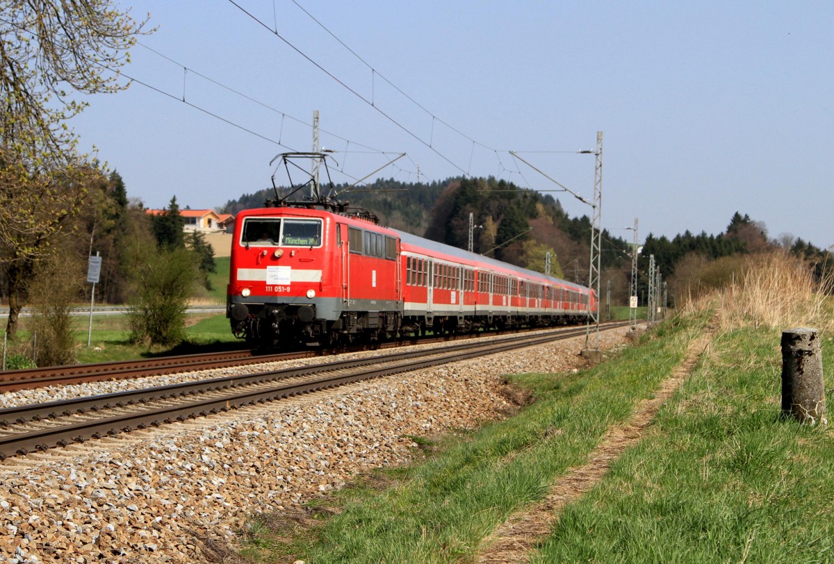 Die 111 051-9 mit Meridian-Ersatzzug bei Übersee am 02.04.2014