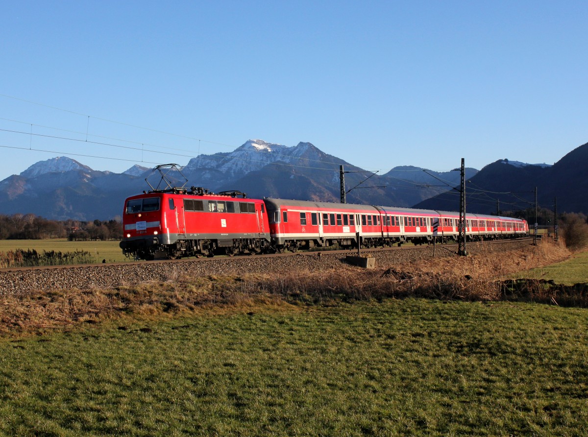 Die 111 051 mit einem M nach München am 27.12.2013 unterwegs bei Bernau.