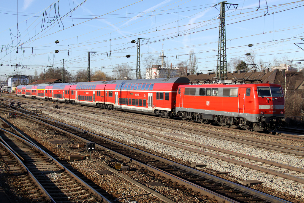 Die 111 053-5 mit der RB von Salzburg nach München in Rosenheim am 10.12.2013