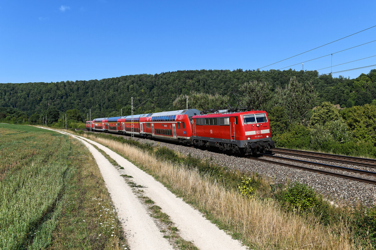 Die 111 053 ist eine der letzten bei der Deutschen Bahn im Einsatz befindlichen Loks mit einem Scherenstromabnehmer. Am 10. August 2020 bespannte sie die RB 59147 nach München HBF. Der Zug verkehrte mit einer Ersatzgarnitur und zwei Loks der Baureihe 111 in Sandwich-Bespannung anstelle des planmäßigen Triebzug der Baureihe 445. Entstanden ist die Aufnahme bei Obereichstätt im Altmühltal. 