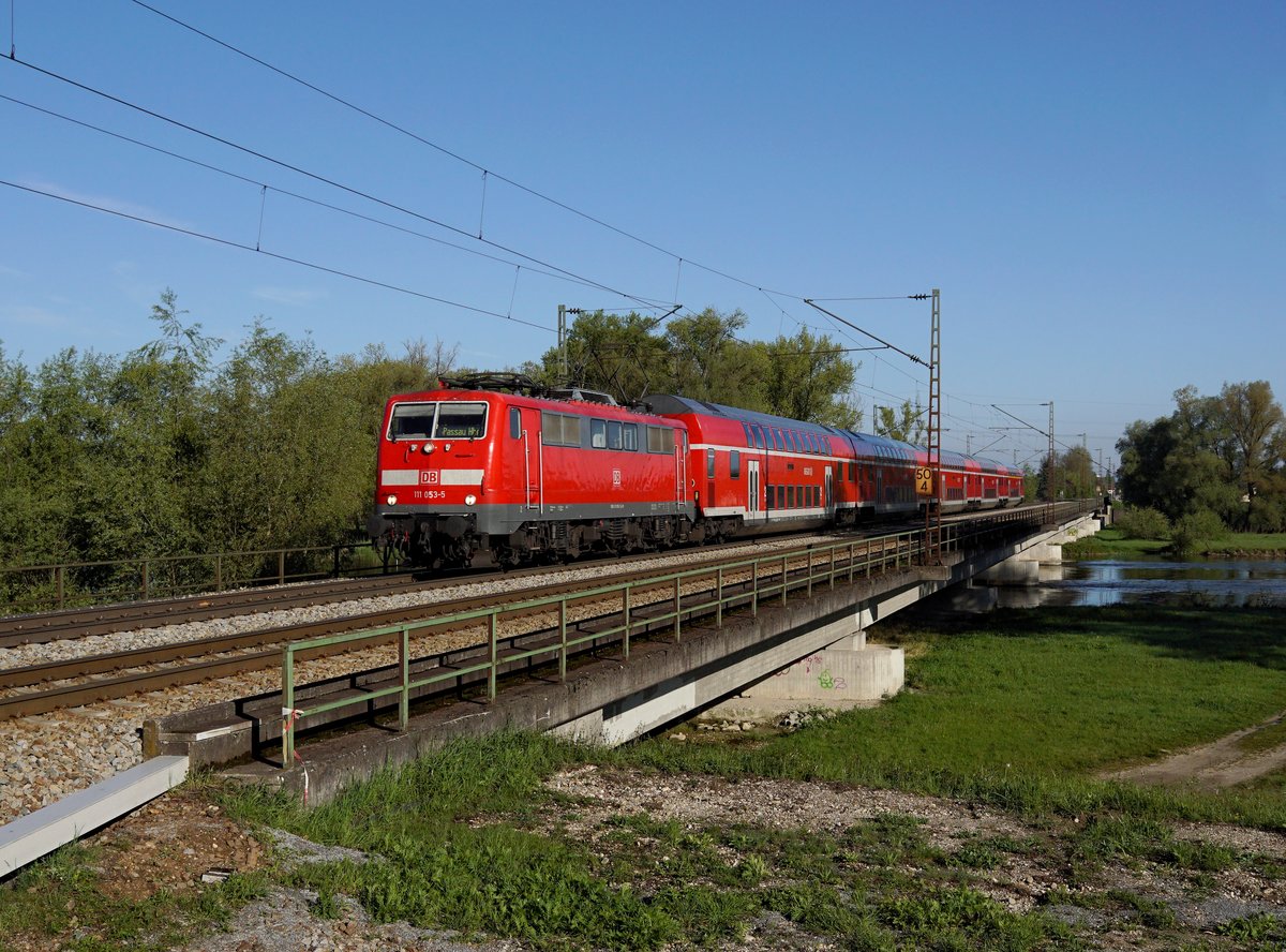 Die 111 053 mit einem RE nach Passau am 06.05.2017 unterwegs bei Plattling.