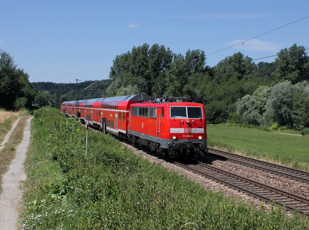 Die 111 053 mit einem RE nach Passau am 26.07.2015 unterwegs bei Seestetten.