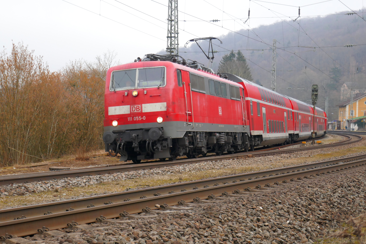 Die 111 055 der DB Regio legt sich mit einer RB16 München - Treuchtlingen bei der Ausfahrt aus Solnhofen in die Kurve. Aus unbekannten Gründen fuhren am 15. Februar 2023 die Züge Richtung Treuchtlingen auf Gleis 3 durch Solnhofen, so war deren Geschwindigkeit auf 40 km/h begrenzt. 
Persönlich finde ich Fotos mit Hochnebel als stimmungsvoll, aber ob das die Betrachter genauso sehen?
Solnhofen, 15. Feb. 2023