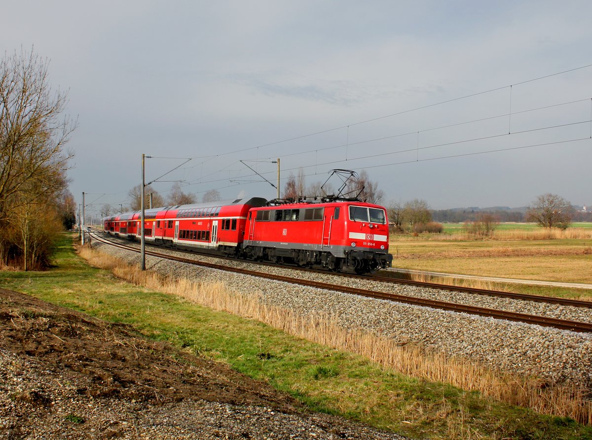 Die 111 056 mit einem RE am 05.03.2016 unterwegs bei Thonstetten.