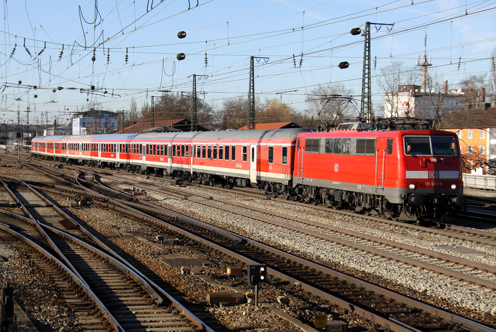 Die 111 067-5 mit der RB von München nach Salzburg in Rosenheim am 10.12.2013