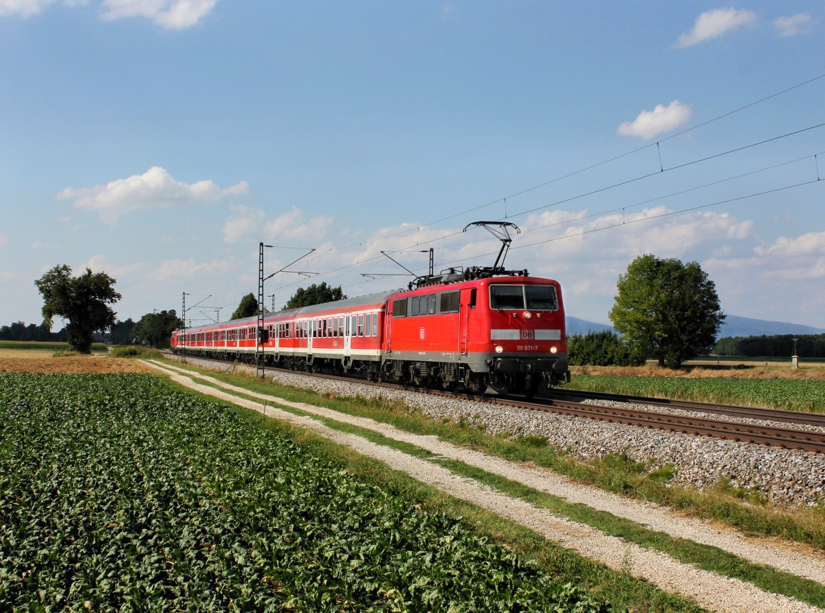 Die 111 071 mit einem RE nach Passau am 11.08.2013 unterwegs bei Langenisarhofen.