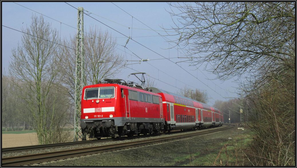 Die 111 101-2 als Zugpferd für den Wupper Express (RE 4),hier zu sehen bei Rimburg auf der Kbs 485 am 18.März 2015.