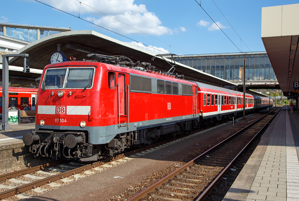 
Die 111 104-6 (91 80 6111 104-6 D-DB) am 30.08.2016 mit einem Regionalzug (N-Wagen) im Hbf Heidelberg.