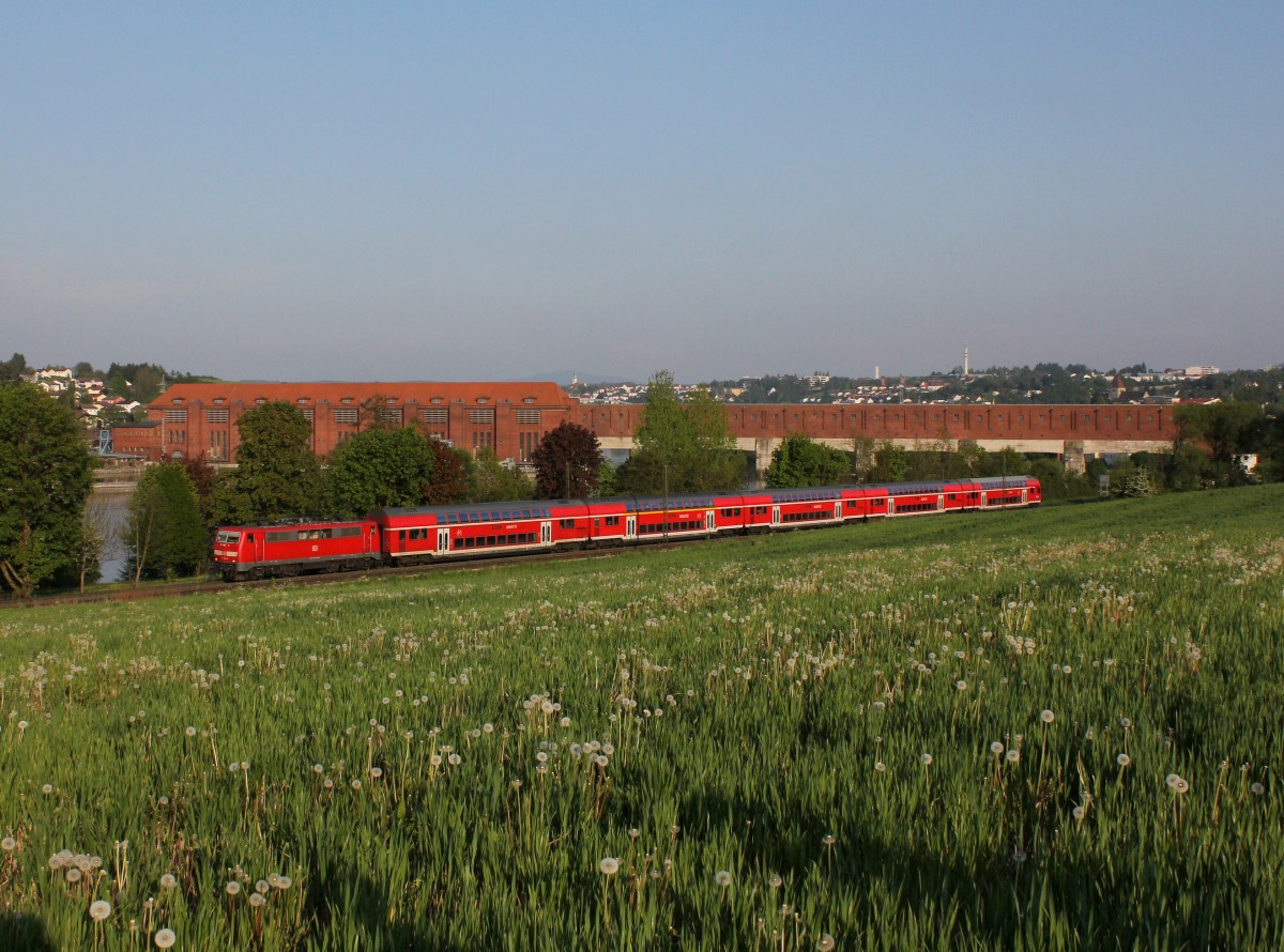 Die 111 107 mit dem Radlzug nach Nürnberg  am 01.05.2014 unterwegs bei Passau.