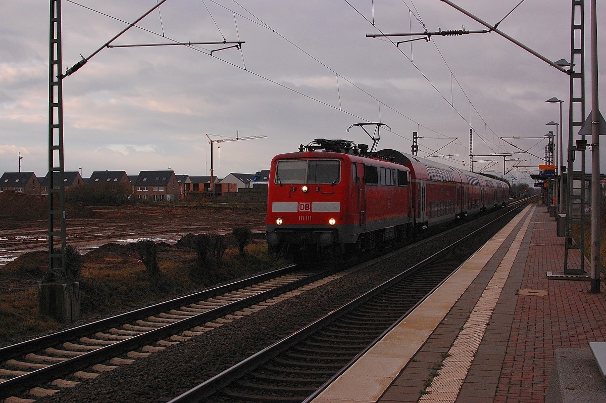 Die 111 111 mit einem RE7 bei Allerheiligen......leider ist diese Aussicht nicht mehr möglich, da jetzt eine Schallschutzwand das verhindert.2.12.2013