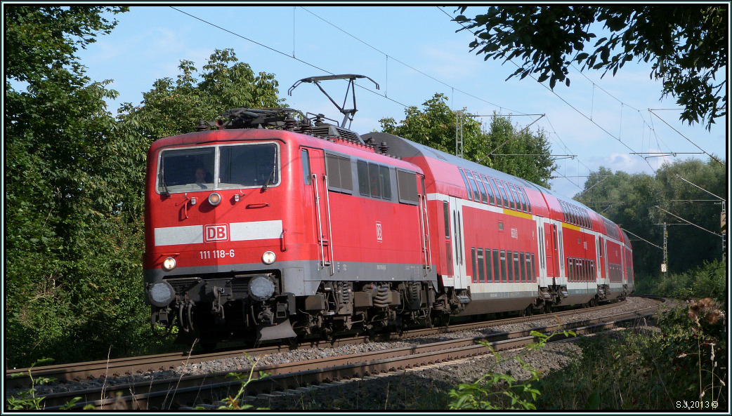 Die 111 118-6 fhrt mit dem Wupper Express(RE 4)nach Aachen. Hier zu sehen bei Rimburg(bach Palenberg),auf der KBS 485 im September 2013.
